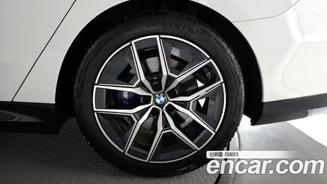 BMW 5 Series 2024 — Photo 17/30