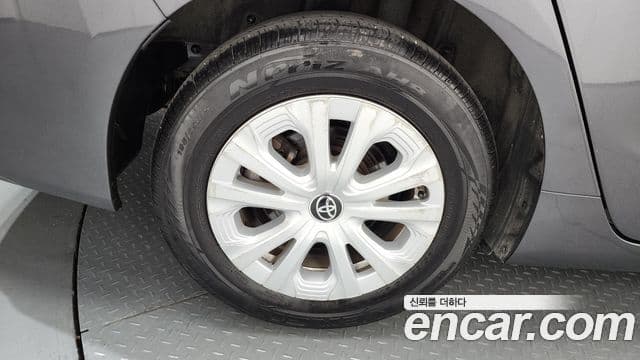 Toyota Prius 2019 — Şəkil 17/20