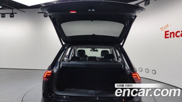 Volkswagen Tiguan 2019 — Şəkil 18/20