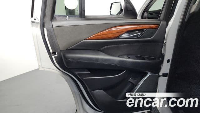 Cadillac Escalade 2018 — Şəkil 34/38
