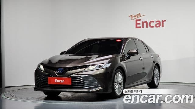 Toyota Camry 2018 — ფოტო 6/20