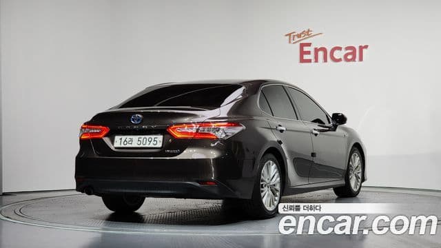 Toyota Camry 2018 — ფოტო 1/20