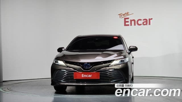 Toyota Camry 2018 — ფოტო 17/20