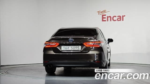 Toyota Camry 2018 — ფოტო 15/20