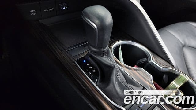 Toyota Camry 2018 — ფოტო 3/20