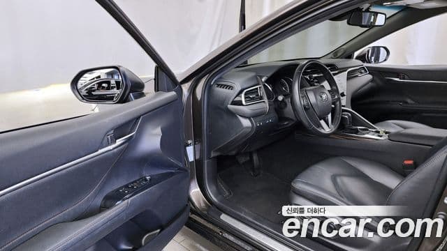 Toyota Camry 2018 — ფოტო 8/20