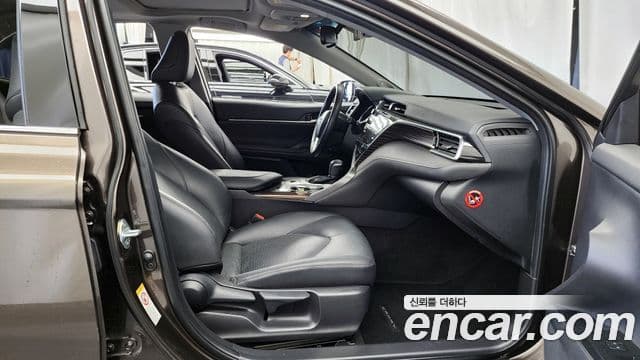 Toyota Camry 2018 — ფოტო 2/20