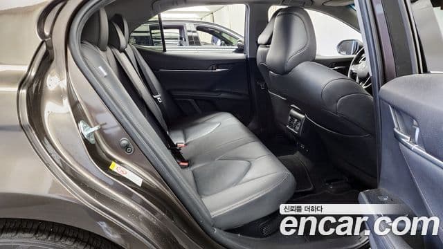 Toyota Camry 2018 — ფოტო 5/20