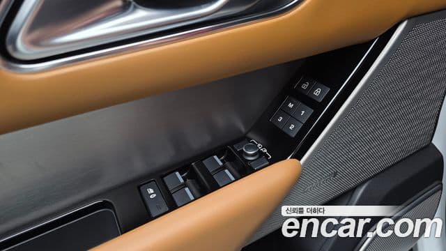 Land Rover Range Rover Velar 2022 — ფოტო 19/20