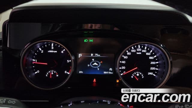Kia Carnival 2022 — ფოტო 8/20