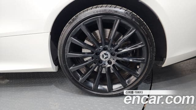Mercedes-Benz E-Class 2022 — Photo 17/34