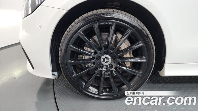 Mercedes-Benz E-Class 2022 — Photo 16/34
