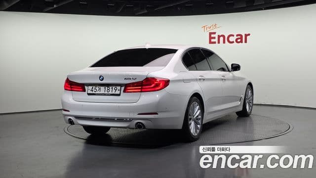 BMW 5 Series 2019 — ფოტო 2/20