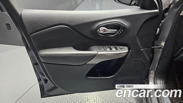 Jeep Cherokee 2021 — Photo 21/35