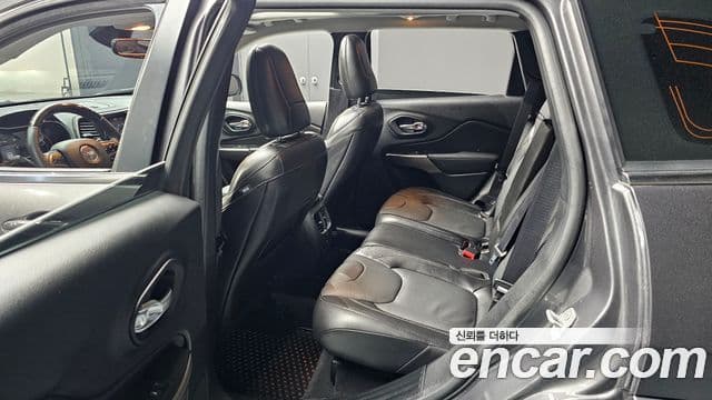 Jeep Cherokee 2021 — Photo 13/35