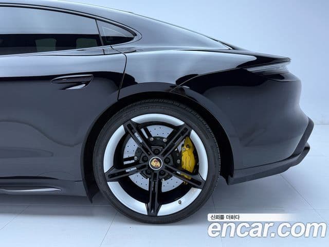 Porsche Taycan 2021 — Photo 18/20