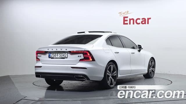 Volvo S60 2021 — Фото 2/20