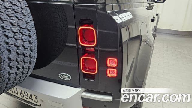 Land Rover Defender 2022 — Photo 17/31