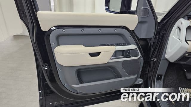 Land Rover Defender 2022 — Photo 16/31
