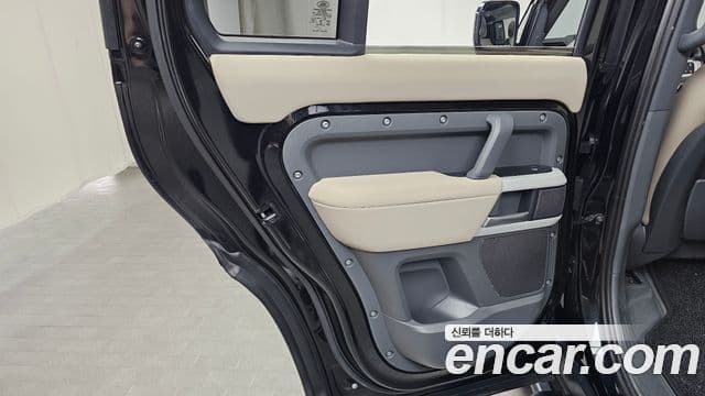 Land Rover Defender 2022 — Photo 19/31