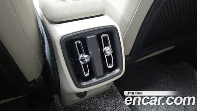 Volvo XC40 2024 — фото 17 из 20