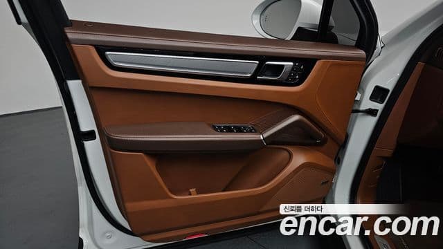 Porsche Cayenne 2023 — Photo 28/32