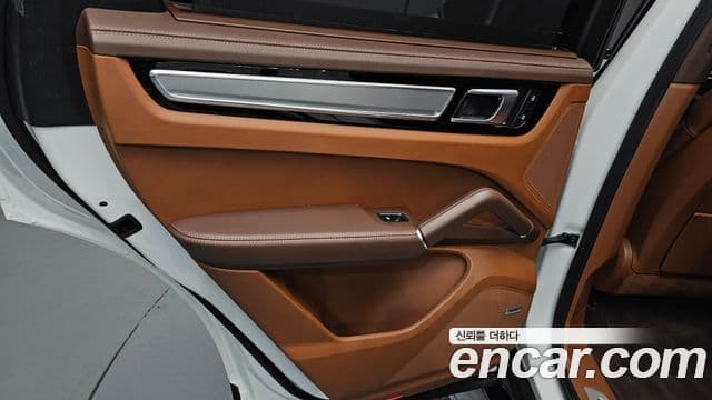 Porsche Cayenne 2023 — Photo 19/32