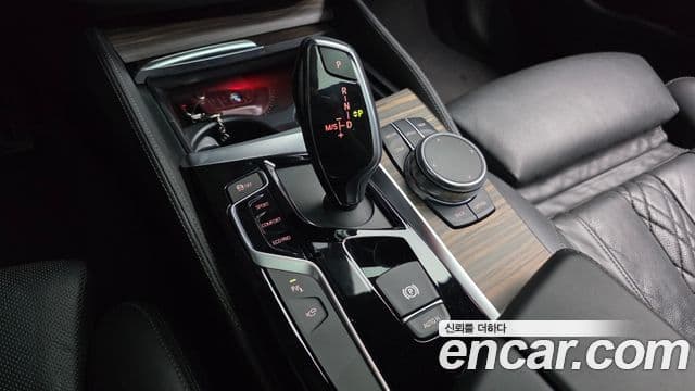 BMW 5 Series 2018 — Şəkil 9/20