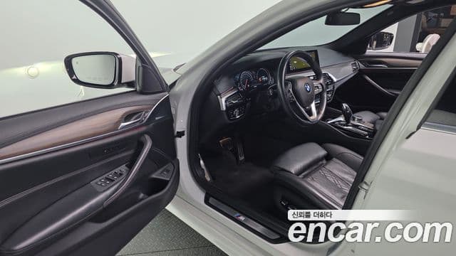 BMW 5 Series 2018 — Şəkil 10/20