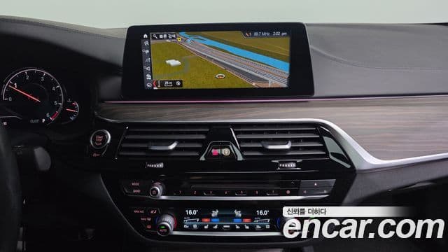BMW 5 Series 2018 — Şəkil 13/20