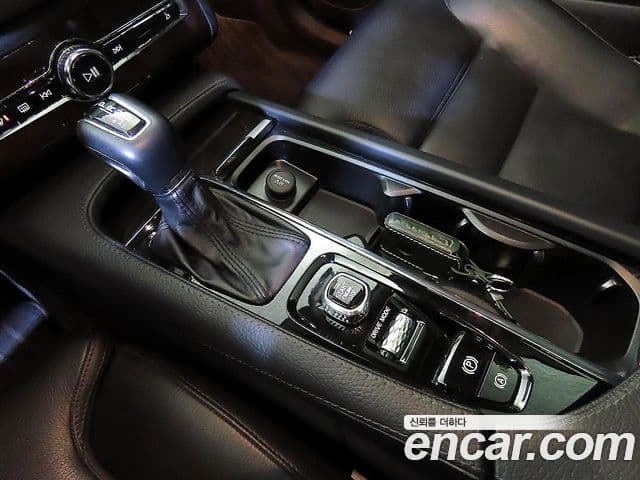 Volvo XC90 2018 — ფოტო 12/20