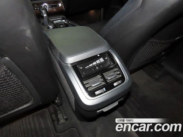 Volvo XC90 2018 — ფოტო 14/20