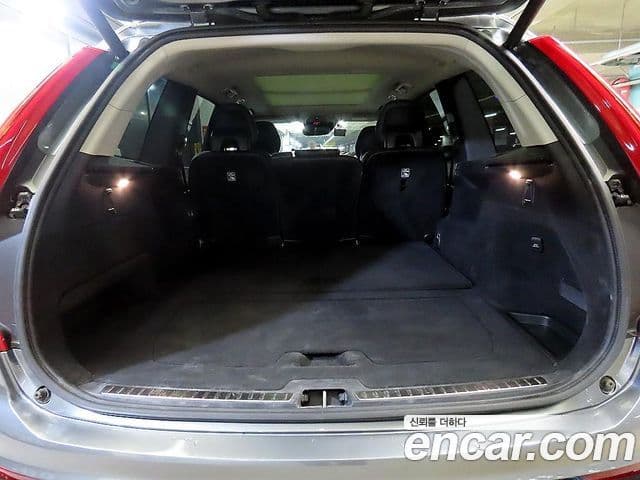 Volvo XC90 2018 — ფოტო 17/20
