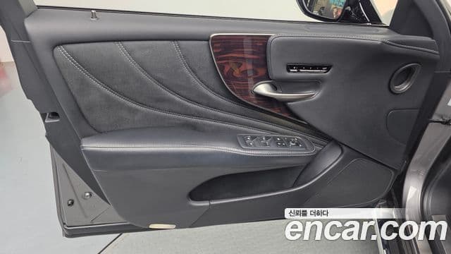 Lexus LS500 2021 — Photo 13/34