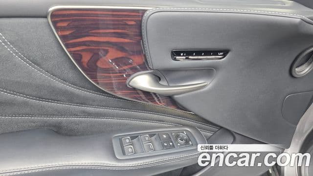Lexus LS500 2021 — Photo 9/34