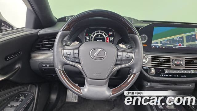 Lexus LS500 2021 — Photo 30/34