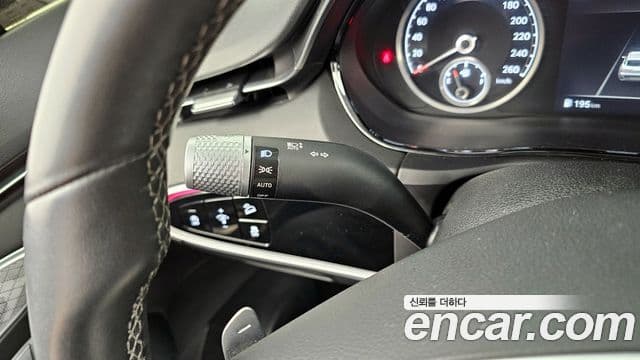 Genesis GV70 2021 — ფოტო 28/30