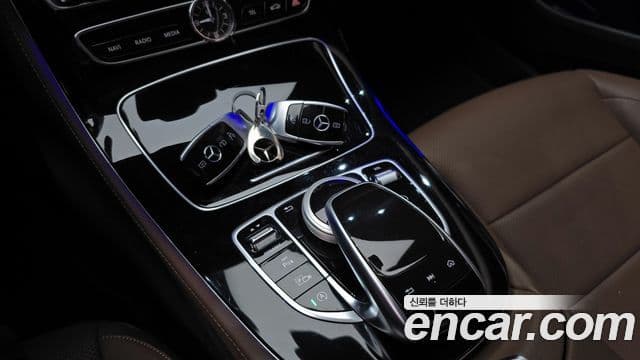 Mercedes-Benz E-Class 2019 — ფოტო 17/20