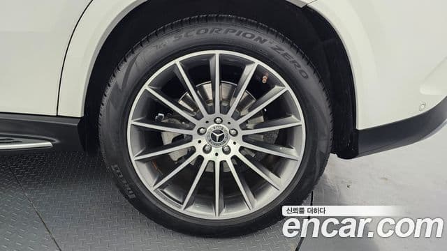 Mercedes-Benz GLE-Class 2023 — Photo 17/33