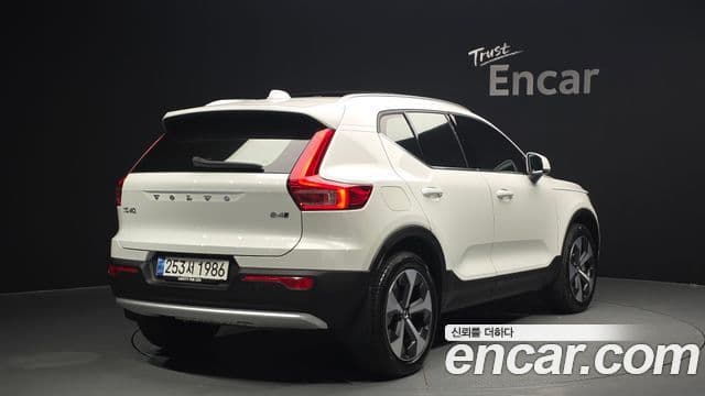 Volvo XC40 2023 — ფოტო 2/20