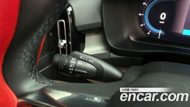 Volvo XC40 2023 — ფოტო 18/20