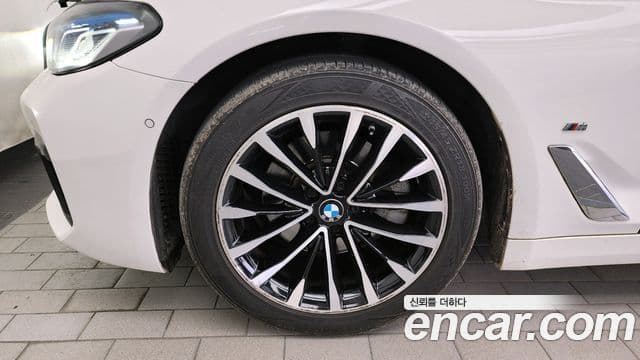 BMW 5 Series 2018 — ფოტო 4/20