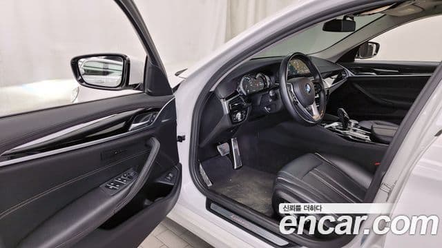 BMW 5 Series 2018 — ფოტო 9/20