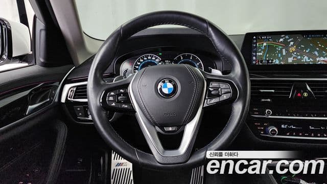 BMW 5 Series 2018 — ფოტო 13/20