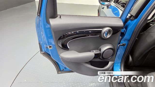 Mini Cooper S 2021 — Photo 27/32