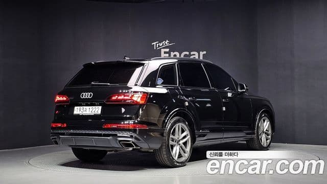 Audi Q7 2024 — Фото 2/20