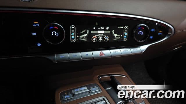 Genesis GV70 2021 — ფოტო 17/20