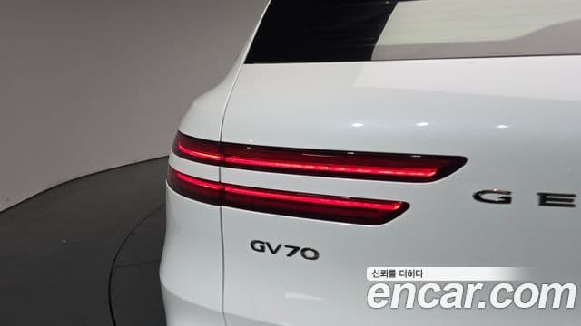 Genesis GV70 2021 — Photo 28/33