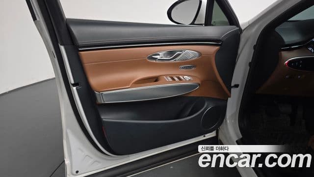 Genesis GV70 2021 — Photo 24/33