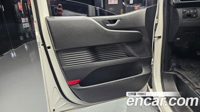 Hyundai Staria 2023 — ფოტო 6/30